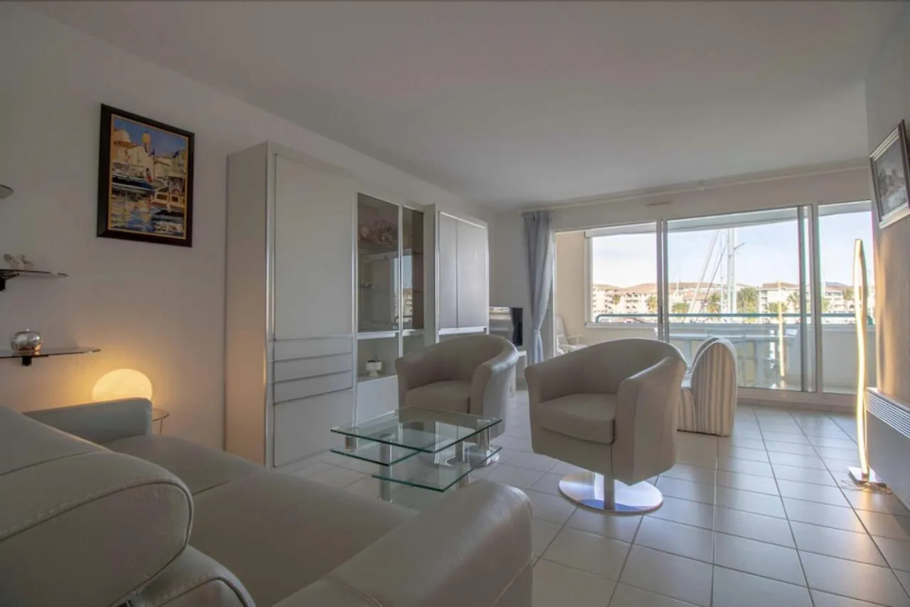 Apartment With Balcony And View On The Port Fréjus