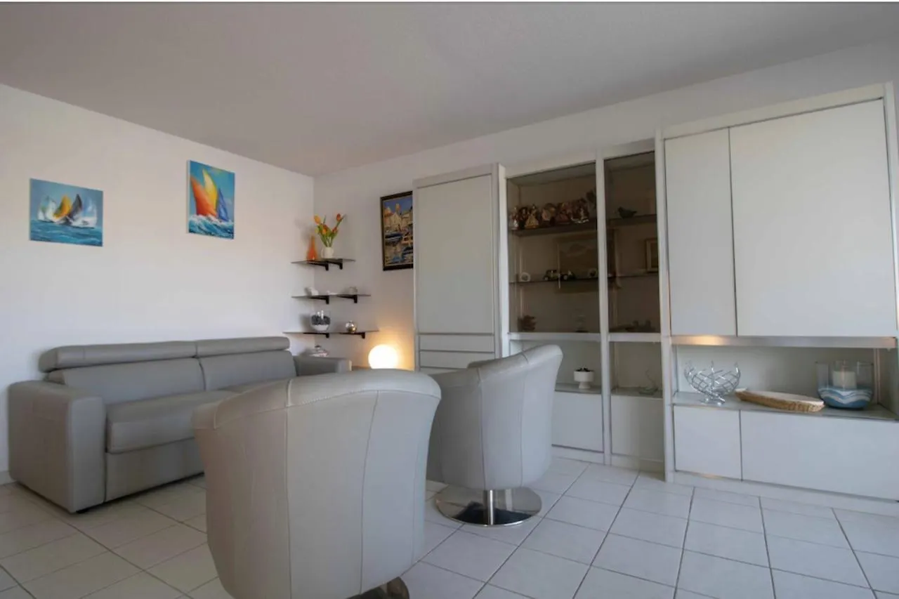 Apartment With Balcony And View On The Port Fréjus