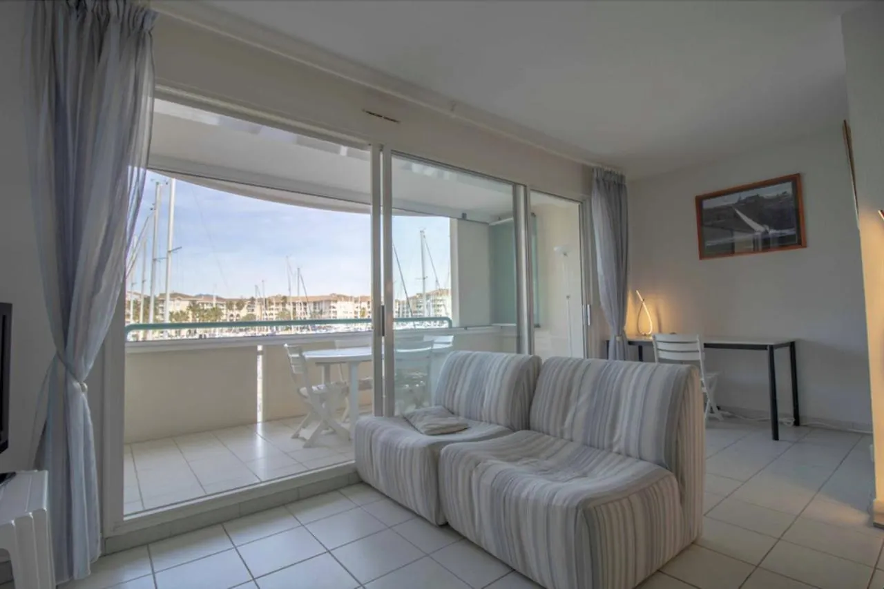 Apartment With Balcony And View On The Port Fréjus