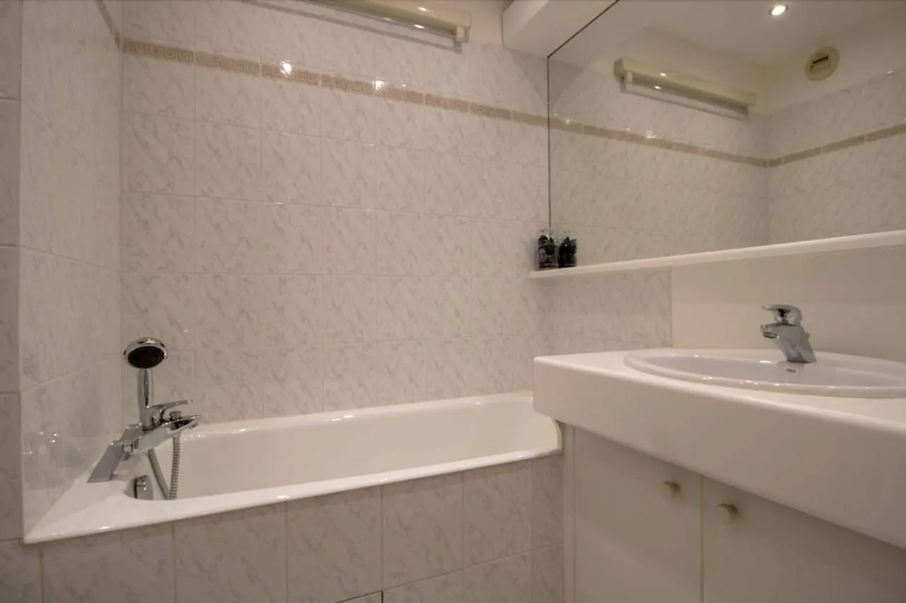 Apartment With Balcony And View On The Port Fréjus